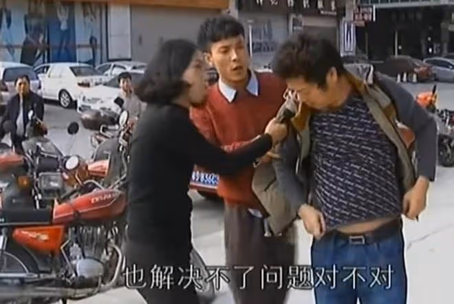 原配帶著女兒當街打罵第三者,丈夫要離婚:我們父女情已盡