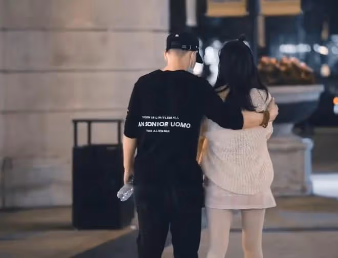男子出軌逼迫妻子離婚,患癌後被情人拋棄,妻子:這是他的報應