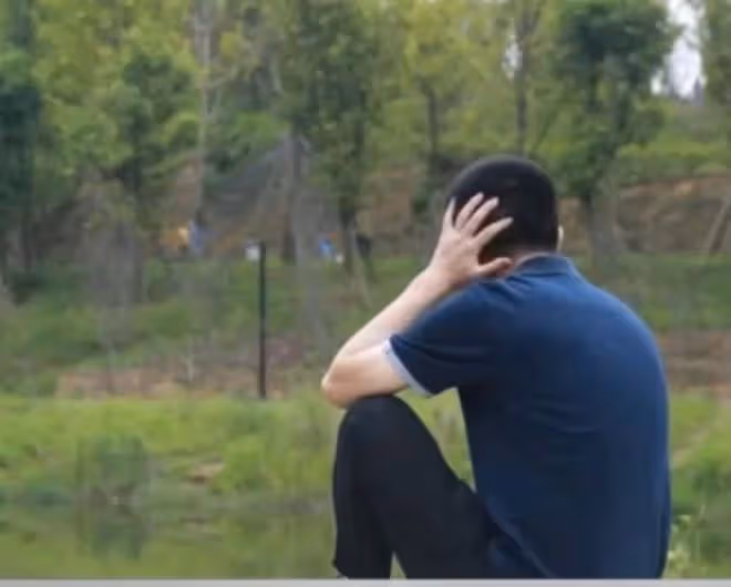 男子出軌逼迫妻子離婚,患癌後被情人拋棄,妻子:這是他的報應