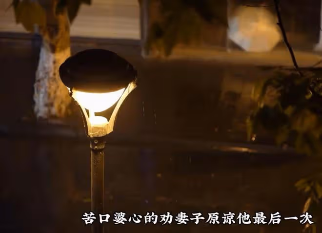 男子出軌逼迫妻子離婚,患癌後被情人拋棄,妻子:這是他的報應