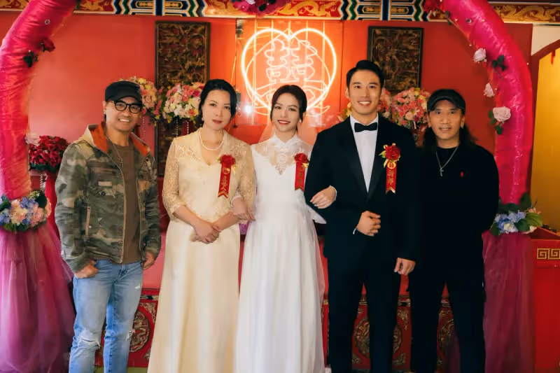 「美魔女」陳孝萱53歲美成這樣　驚喜現身婚禮現場天團、宋芸樺也在場