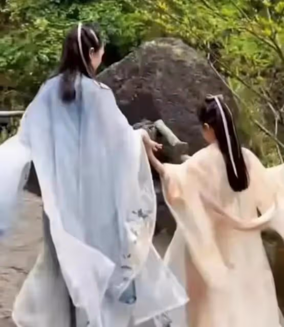 章子怡離婚後首曬女兒,8歲醒醒長大了,母女穿古裝舞蹈超溫馨!