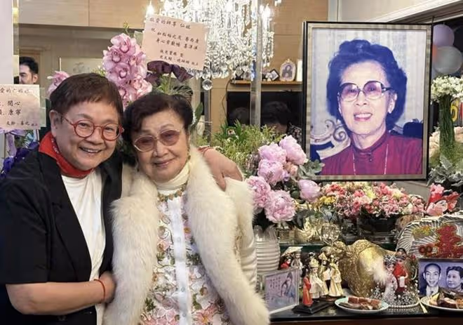白雪仙慶祝96歲生日,穿碎花外衣裹著貂雍容華貴,一頭黑髮不顯老