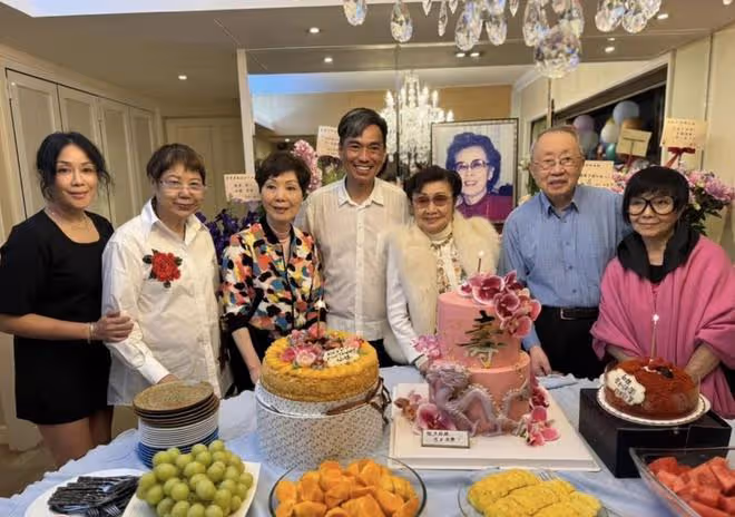白雪仙慶祝96歲生日,穿碎花外衣裹著貂雍容華貴,一頭黑髮不顯老