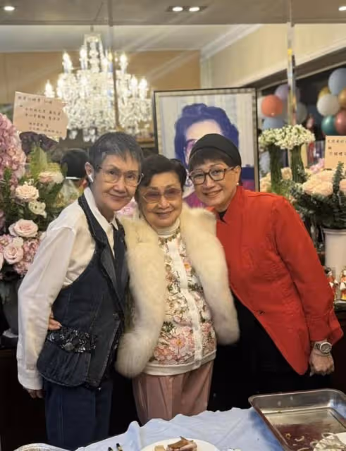 白雪仙慶祝96歲生日,穿碎花外衣裹著貂雍容華貴,一頭黑髮不顯老