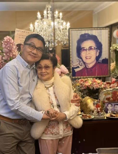 白雪仙慶祝96歲生日,穿碎花外衣裹著貂雍容華貴,一頭黑髮不顯老