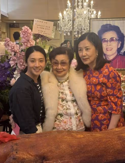 白雪仙慶祝96歲生日,穿碎花外衣裹著貂雍容華貴,一頭黑髮不顯老