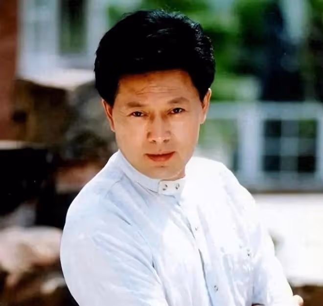 王偉平:娶圈外妻子,結婚39年無緋聞,如今女兒比他還紅