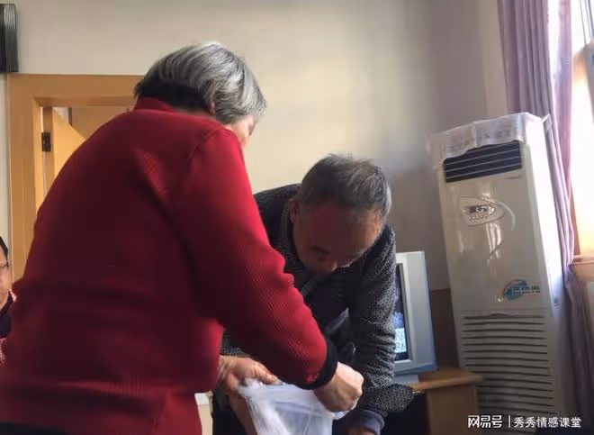 兒子抑鬱12年不上班,自盡後,母親整理遺物發現卡里竟有7位數