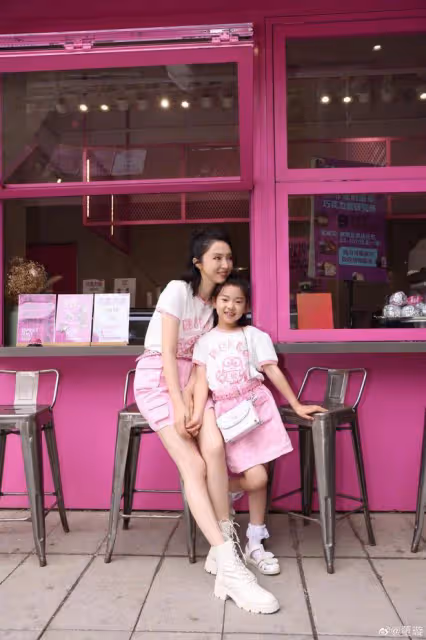 董璇曬與女兒合照,7歲酒窩越來越漂亮,和爸爸高雲翔長成一張臉