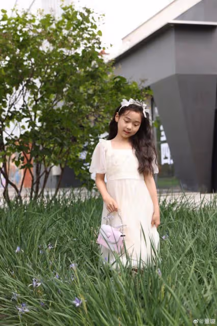 董璇曬與女兒合照,7歲酒窩越來越漂亮,和爸爸高雲翔長成一張臉