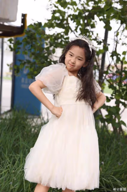 董璇曬與女兒合照,7歲酒窩越來越漂亮,和爸爸高雲翔長成一張臉