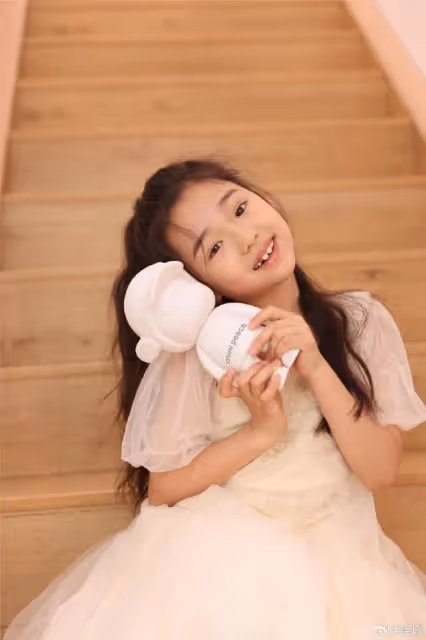董璇曬與女兒合照,7歲酒窩越來越漂亮,和爸爸高雲翔長成一張臉