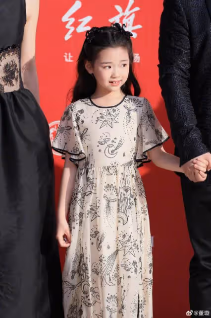 董璇曬與女兒合照,7歲酒窩越來越漂亮,和爸爸高雲翔長成一張臉