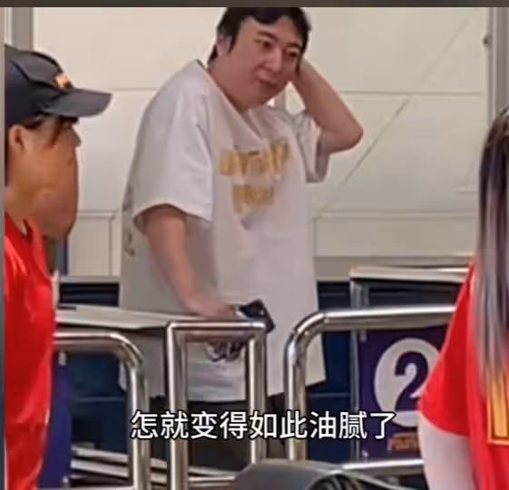 真邋遢!王思聰日本旅遊,仨美女相伴身材發福,頭髮凌亂打著哈欠