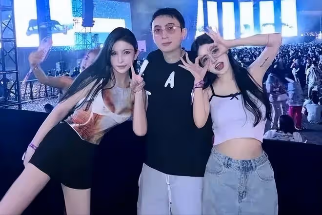 真邋遢!王思聰日本旅遊,仨美女相伴身材發福,頭髮凌亂打著哈欠