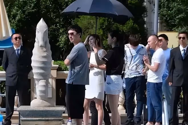 真邋遢!王思聰日本旅遊,仨美女相伴身材發福,頭髮凌亂打著哈欠