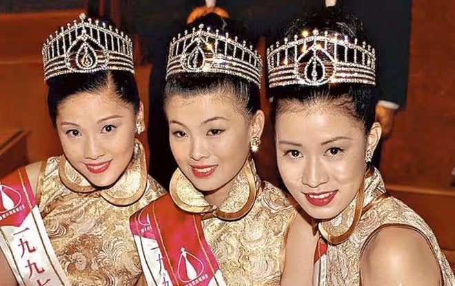 50歲前港姐冠軍嫁富商未曾拍劇,曾與同屆港姐上演「兩女爭一夫」極震撼