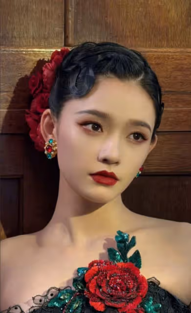 林允紅毯大變身,玫瑰仙子驚艷全場,展現新風貌