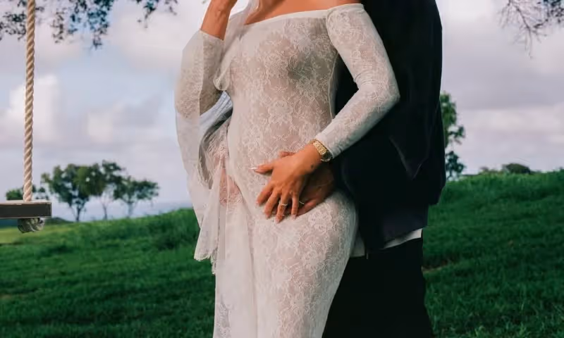 小賈斯汀要當爸爸啦！　愛妻戴Tiffany鑽戒甜曬6個月孕肚