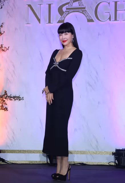 廖曉喬戴300萬珠寶坐鎮微風之夜　套低胸中空洋裝辣翻全場
