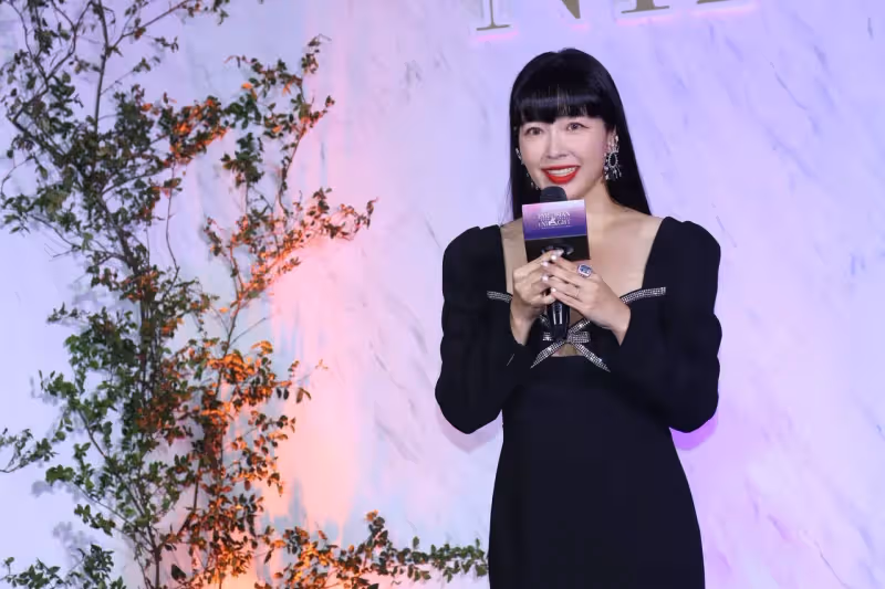廖曉喬戴300萬珠寶坐鎮微風之夜　套低胸中空洋裝辣翻全場