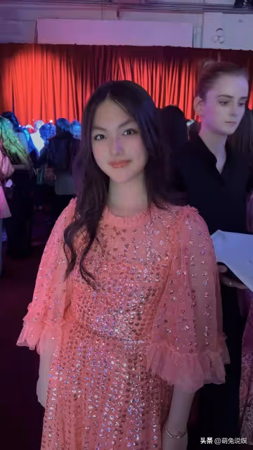 李湘又曬女兒英國派對照，王詩齡越髮漂亮，穿近7000元裙子引熱議