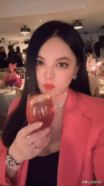 李湘又曬女兒英國派對照，王詩齡越髮漂亮，穿近7000元裙子引熱議
