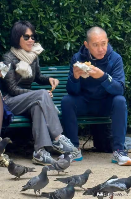 劉嘉玲攜老公參加活動，捏著梁朝偉脖子顯強勢，好像大姐帶著小弟