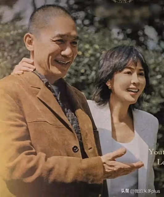 劉嘉玲攜老公參加活動，捏著梁朝偉脖子顯強勢，好像大姐帶著小弟