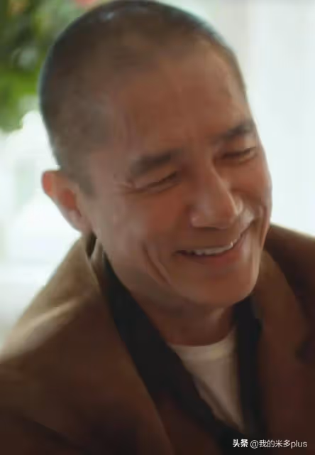 劉嘉玲攜老公參加活動，捏著梁朝偉脖子顯強勢，好像大姐帶著小弟
