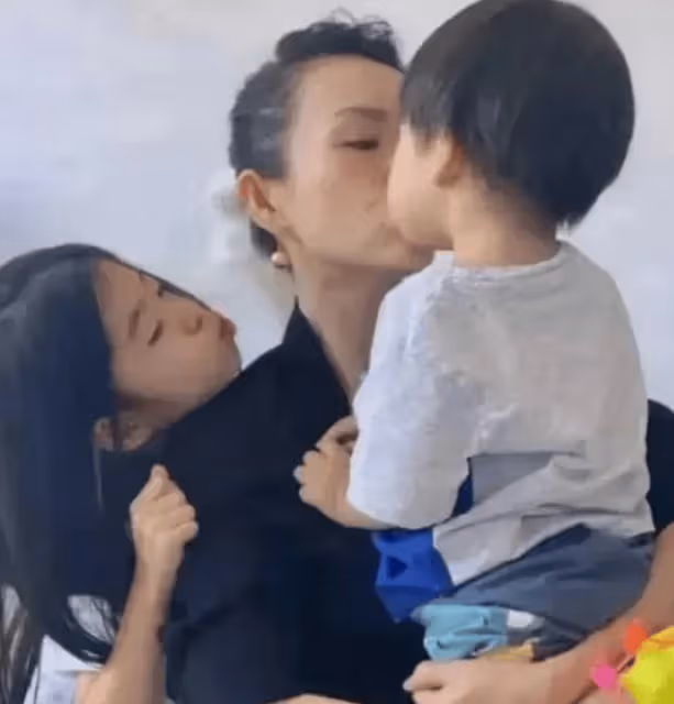 章子怡帶兒子上班有說有笑，汪峰接女兒放學父愛滿滿，如果沒有離婚該多幸福