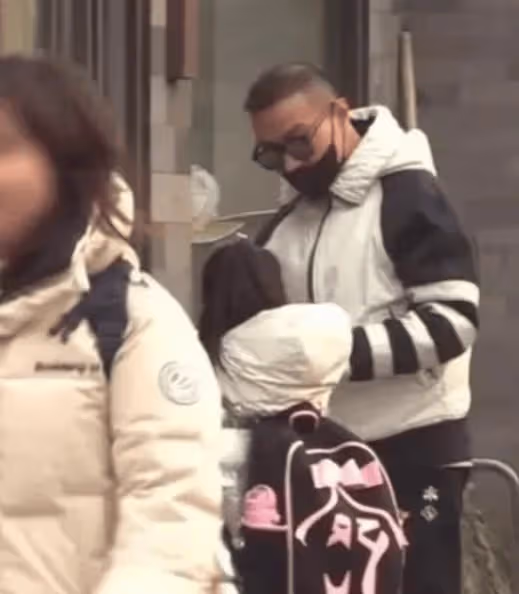 章子怡帶兒子上班有說有笑，汪峰接女兒放學父愛滿滿，如果沒有離婚該多幸福