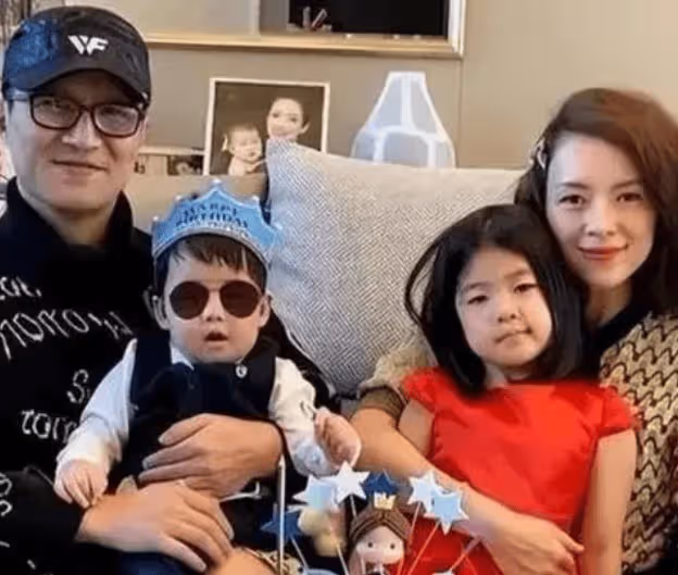 章子怡帶兒子上班有說有笑，汪峰接女兒放學父愛滿滿，如果沒有離婚該多幸福
