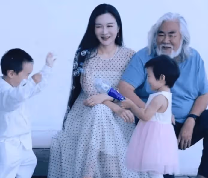 張紀中沉醉在愛河造孩子，痴迷嬌妻文學！網友：別人的72歲都躺在病床插管子了