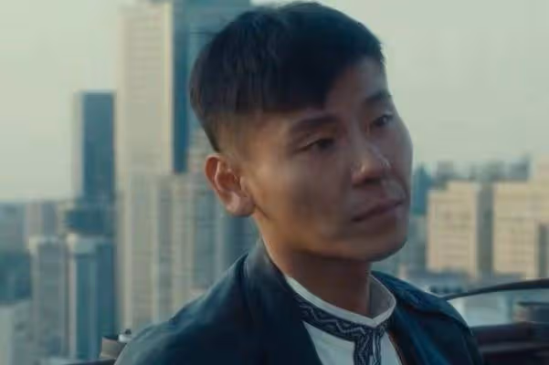 跟小4歲於適演父子，與大16歲馬伊琍演情侶，蔣奇明讓青年演員咋玩