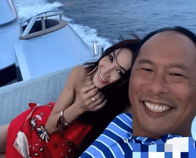 溫碧霞太搞笑了!沒給老公P過圖!她美的像仙女,老公黑的像難民