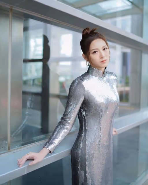 TVB力捧小花展露性感衣著,比參選港姐時身材變化明顯,新劇不再被吐槽