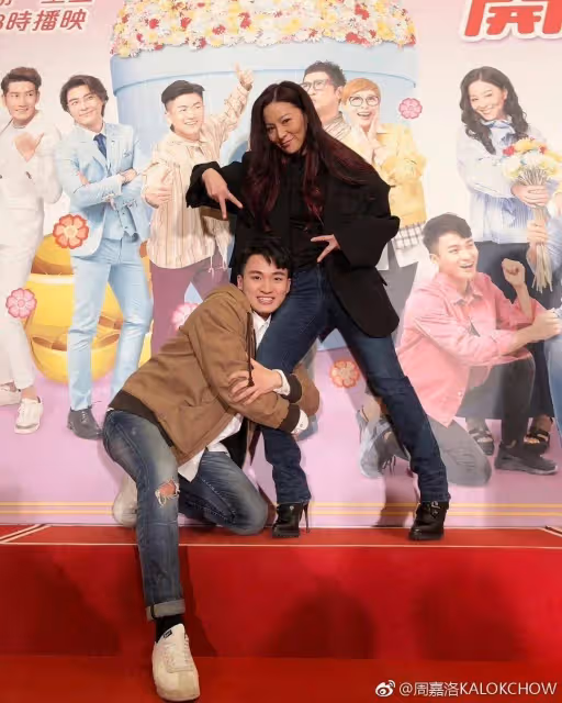 新戀情曝光?TVB力捧小生周嘉洛陪母親逛街,妙齡女子同行玩自拍