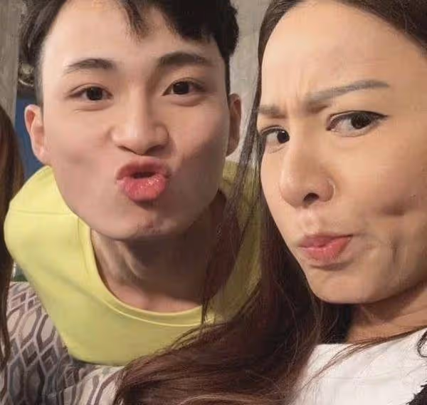 新戀情曝光?TVB力捧小生周嘉洛陪母親逛街,妙齡女子同行玩自拍