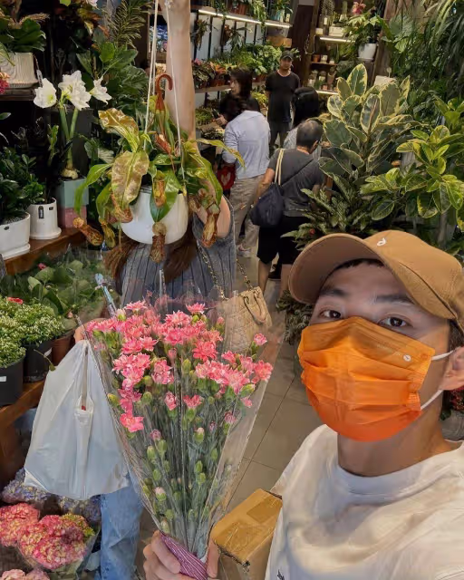 新戀情曝光?TVB力捧小生周嘉洛陪母親逛街,妙齡女子同行玩自拍