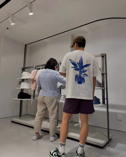 新戀情曝光?TVB力捧小生周嘉洛陪母親逛街,妙齡女子同行玩自拍