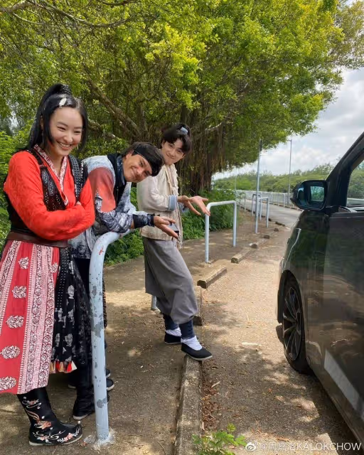 新戀情曝光?TVB力捧小生周嘉洛陪母親逛街,妙齡女子同行玩自拍
