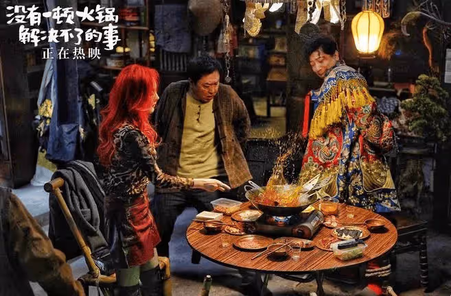 楊冪又塌房!《火鍋》撤檔風波升級！導演不想承擔責任，網友：拉不出屎怪茅房