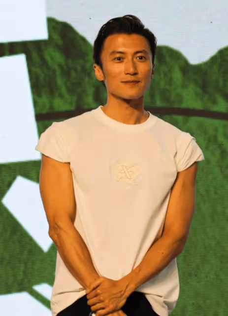 43歲謝霆鋒現身上海出席活動,未見王菲身影,生圖顯年輕,造型保守但鞋子搶鏡