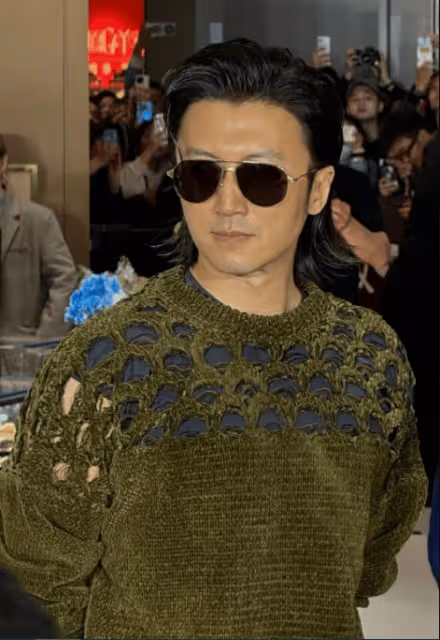 43歲謝霆鋒現身上海出席活動,未見王菲身影,生圖顯年輕,造型保守但鞋子搶鏡