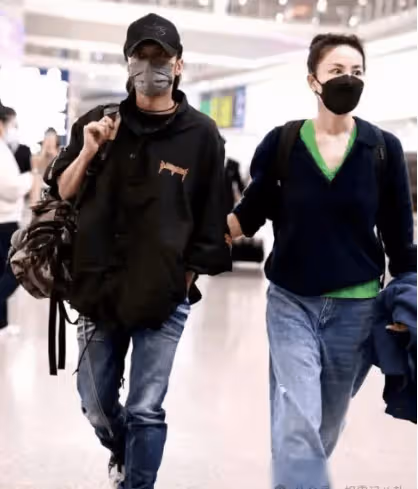 43歲謝霆鋒現身上海出席活動,未見王菲身影,生圖顯年輕,造型保守但鞋子搶鏡