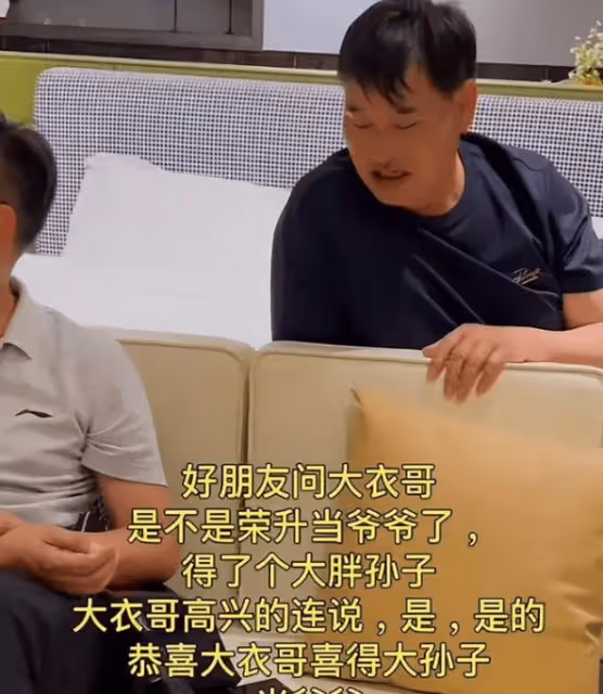大衣哥現身月子中心,朱小偉妻子陳萌是大功臣,前妻陳亞男評論區被網友攻陷