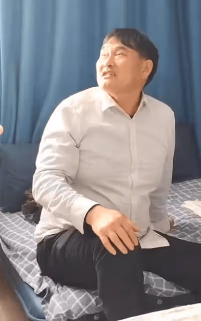 大衣哥現身月子中心,朱小偉妻子陳萌是大功臣,前妻陳亞男評論區被網友攻陷