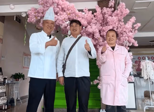 大衣哥現身月子中心,朱小偉妻子陳萌是大功臣,前妻陳亞男評論區被網友攻陷